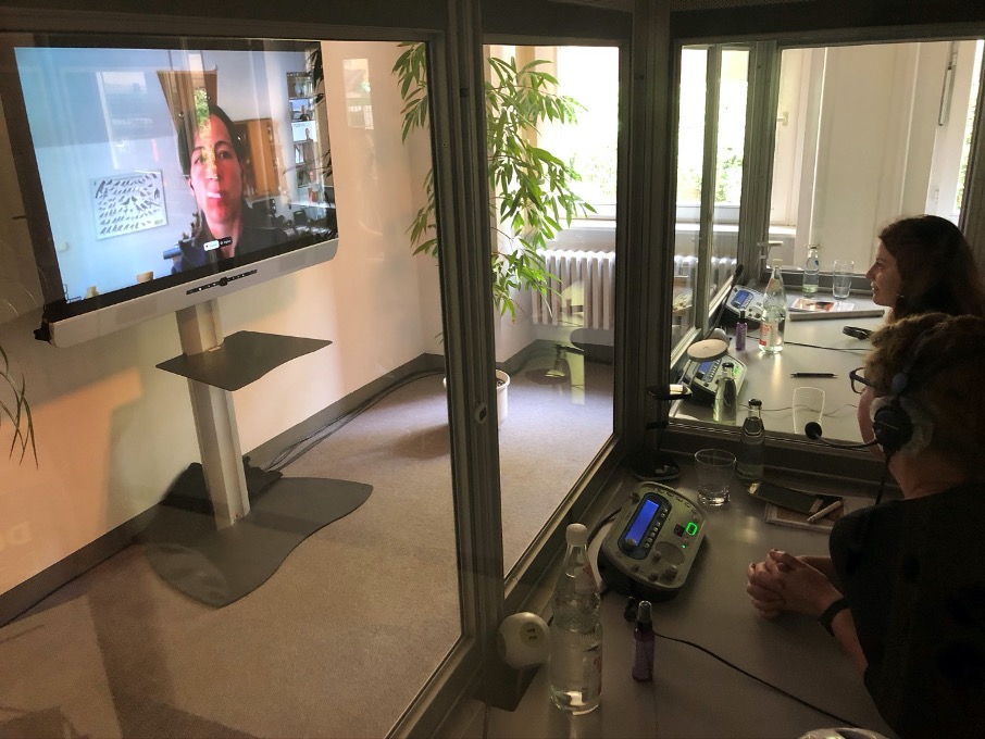 Vivi Bentin und Sara Campos Arnoldi testen die Kabinen im Hub von PCS in Berlin
